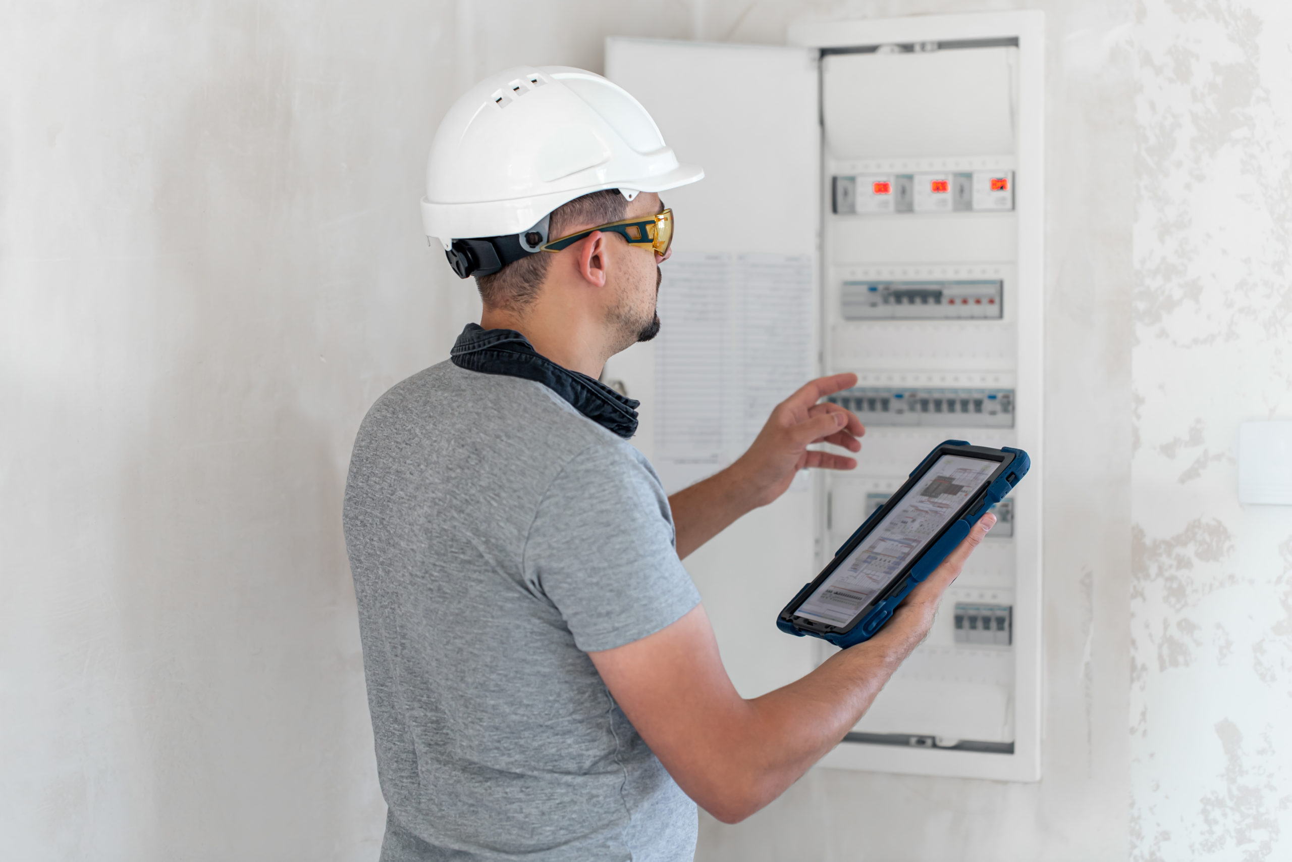 electricista haciendo evaluaciones de sistemas electricas y planificando cambios madrid i6instalaciones