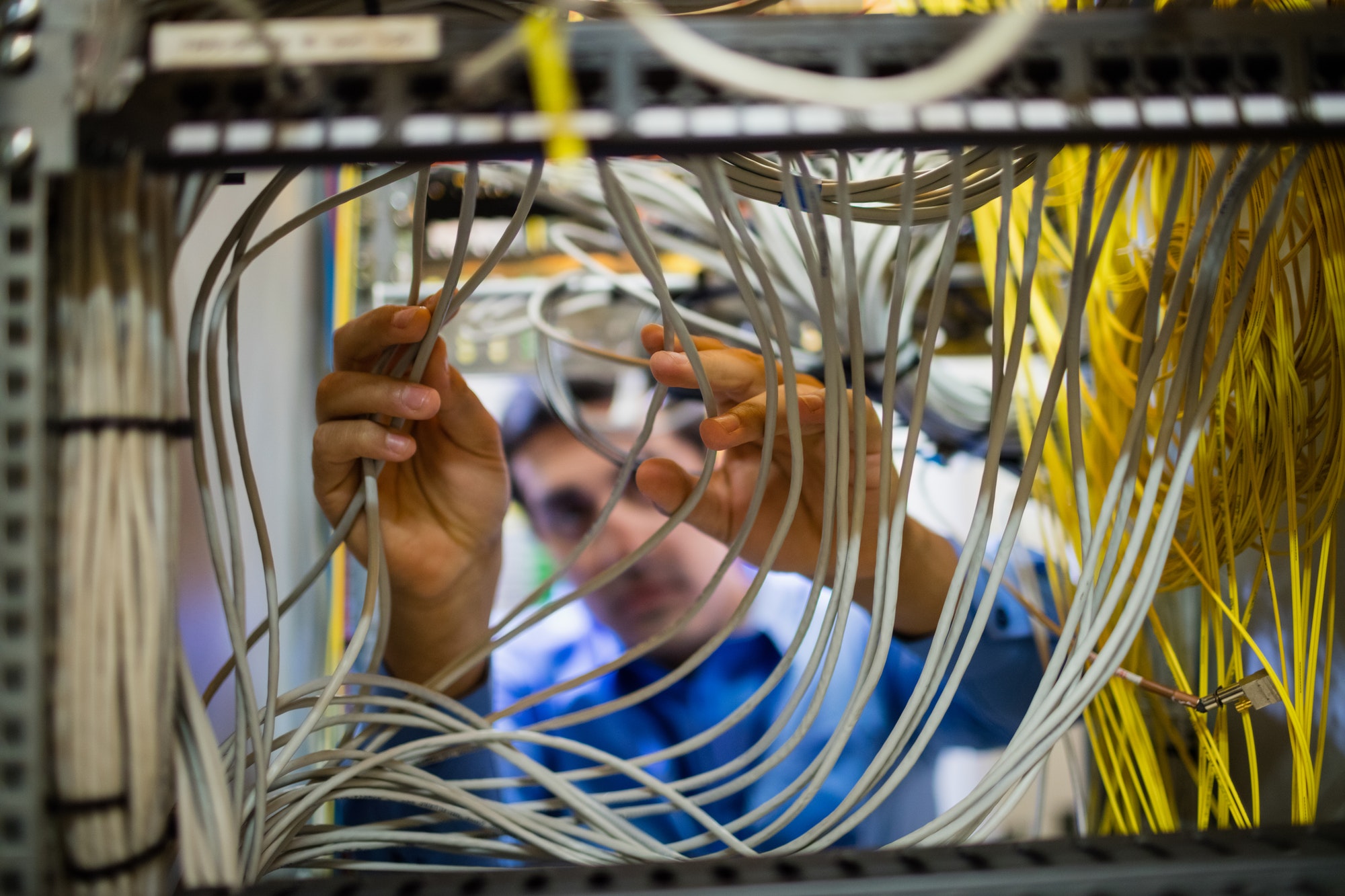 tecnico reparando cables en empresa industrial i6 instalaciones madrid