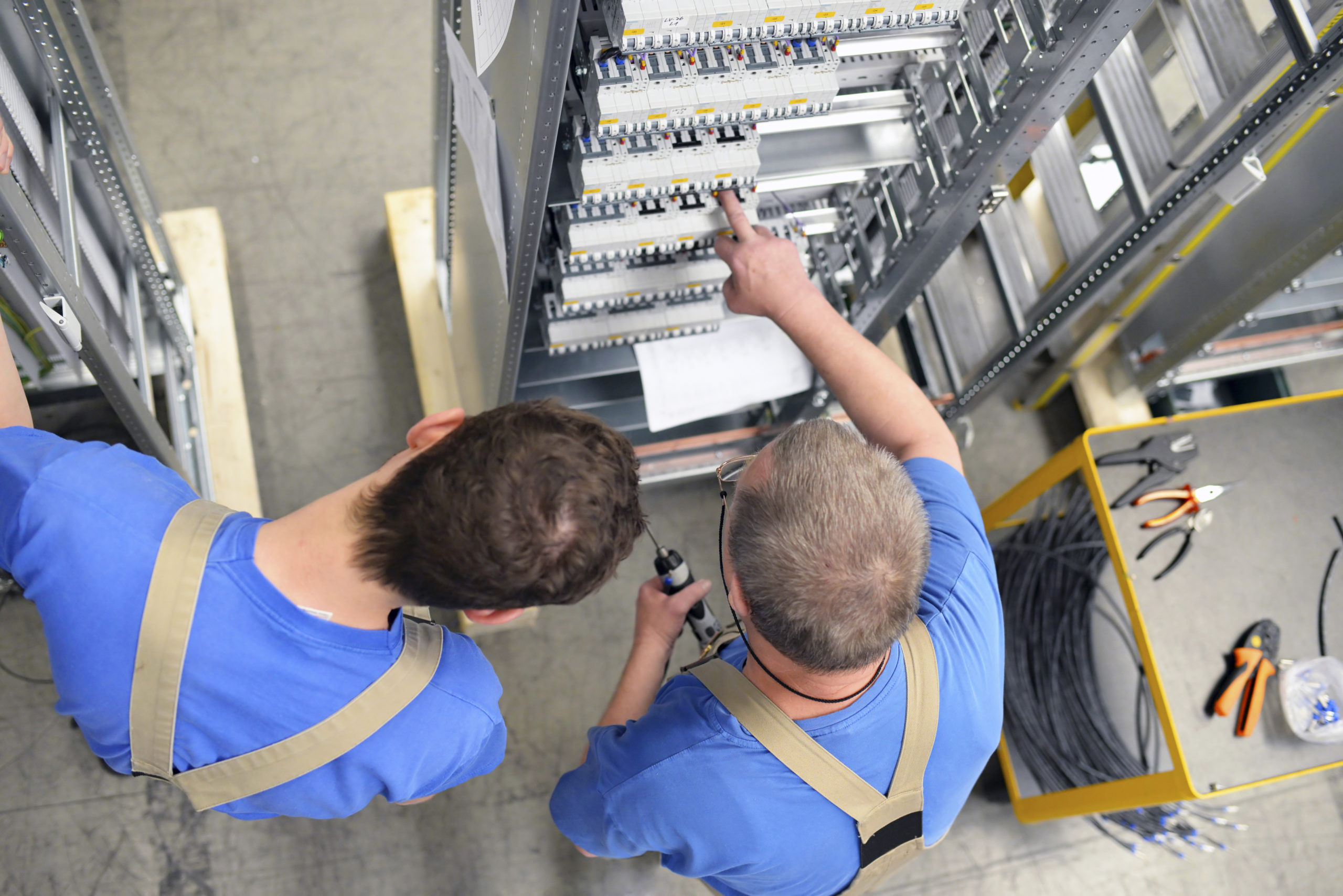 trabajadores electricista haciendo mantenimiento en instalaciones industriales i6instalaciones madrid